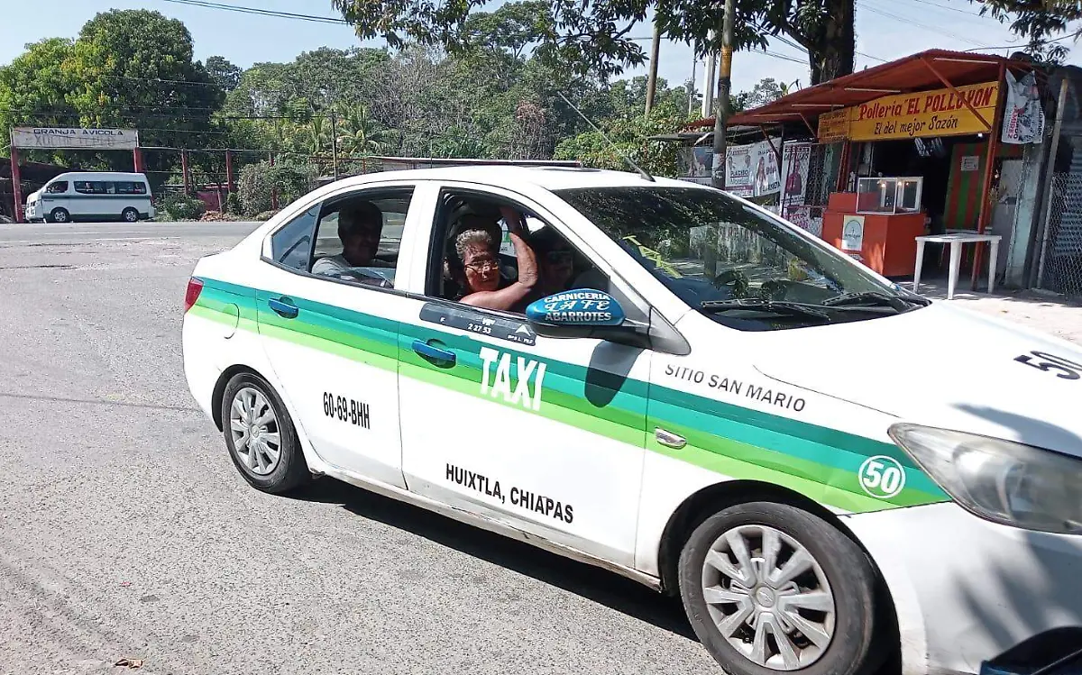 personas en un taxi